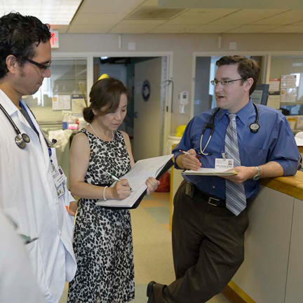 Maylene Qiu (center), Evidence-based Healthcare & Clinical Liaison Librarian, with Craig Umscheid (right), Director, Center for Evidence-based Practice on clinical rounds at HUP