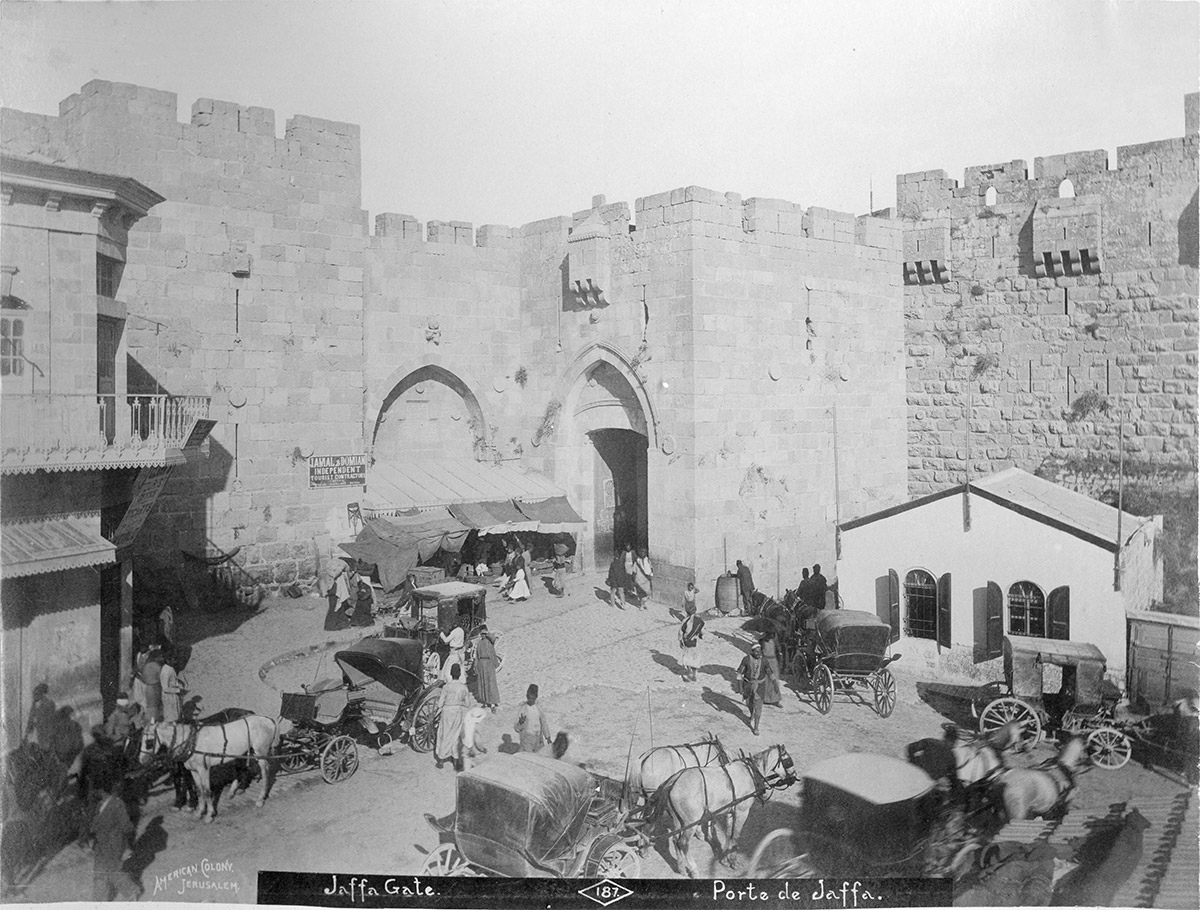Photograph of the gate includes a caption in French, which reads "Porte de Jaffa"
