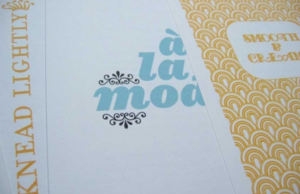 "A la mode" printed in blue, yellow decorative patterned page