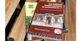 Two books are stacked on a table. The top book says "Los indígenas también queremos ser guatemaltecos..." and shares author name of Alberto Esquit Choy.